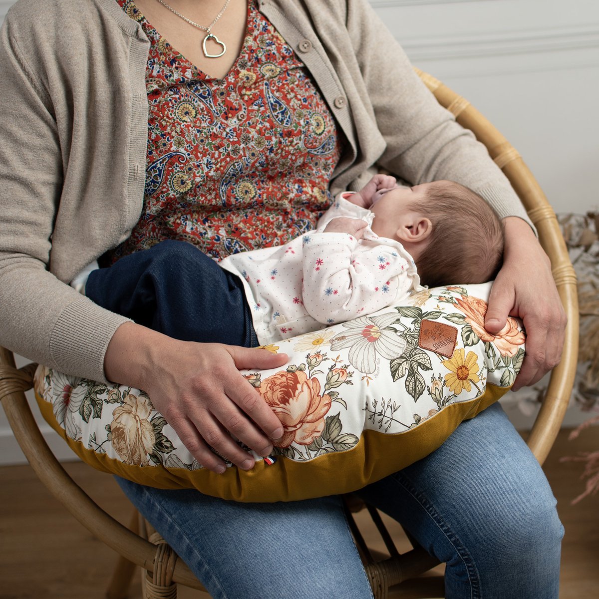 Coussin de maternité et d'allaitement + housse NÉO VINTAGE néo vintage imprimé floral, beige, blanc, SEVIRA KIDS