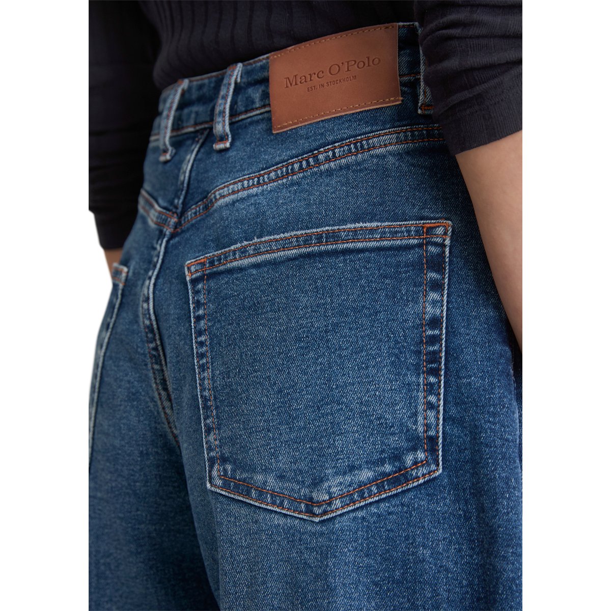 Jeans modèle Lara barrel cropped en Organic Cotton Stretch avec du polyester recyclé bleu foncé, MARC O'POLO