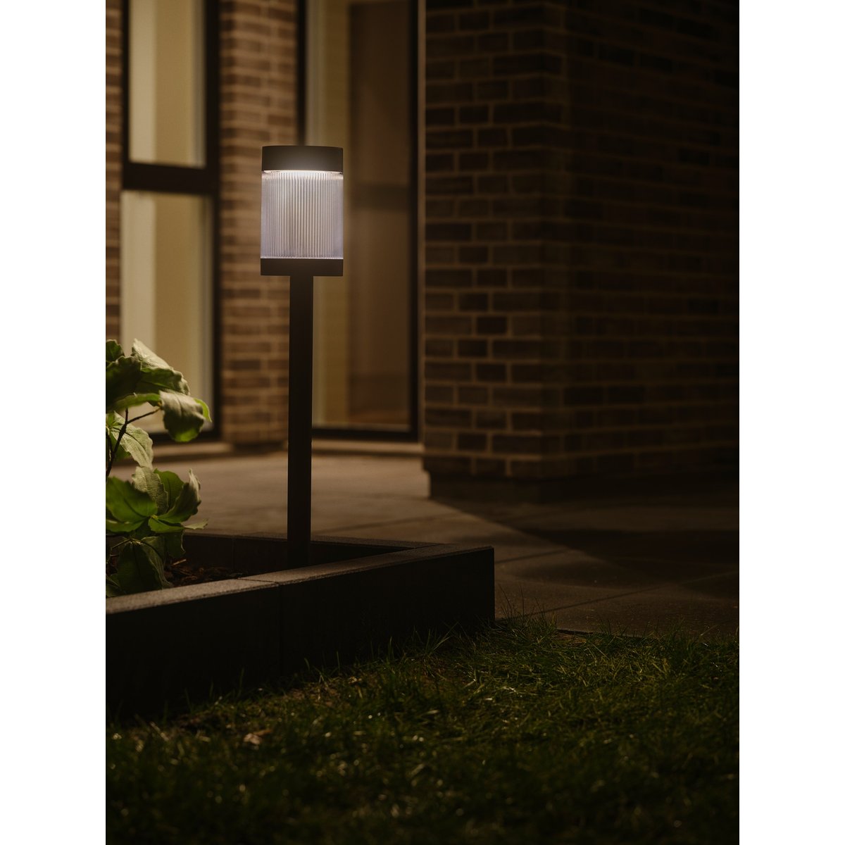 Potelet Lumineux fonctionnel 3000K au design Moderne en aluminium, COUPAR Solar noir, NORDLUX