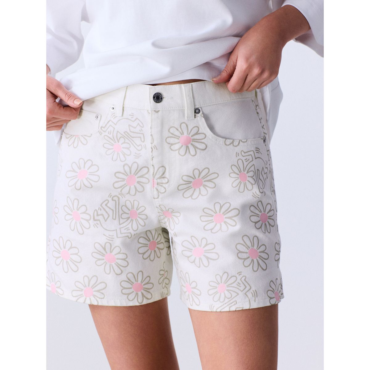 Short taille mi-haute en jean à ourlet fendu blanc, NEXT