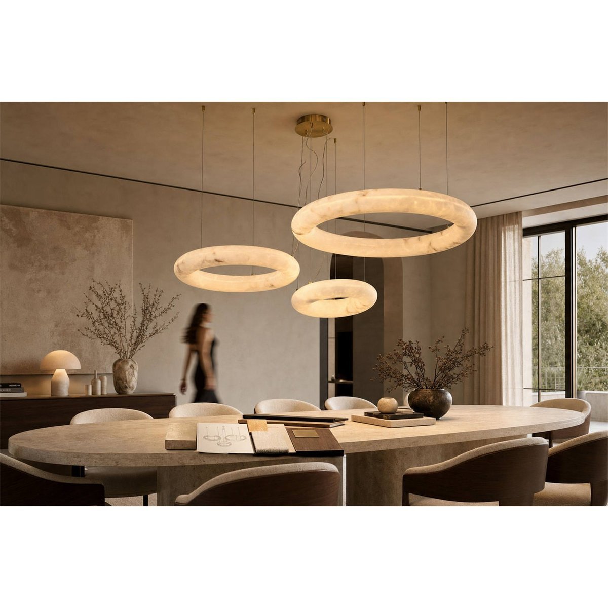 Chandelier sculptural à trois anneaux blanc marbré et finition dorée, RECOLLECTION