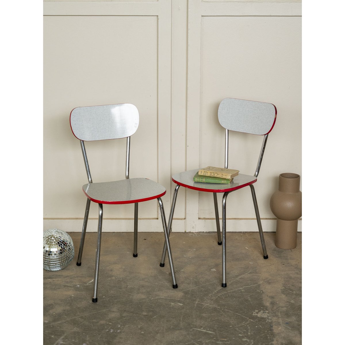 Paire de chaises en formica Alma N°1988 - Bon état gris, DEBONGOUT