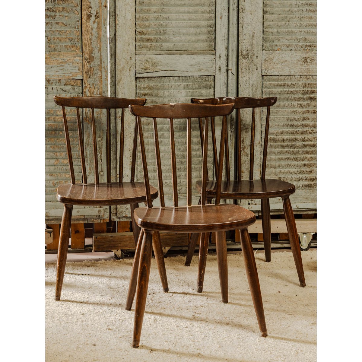 Lot de 3 chaises en bois Claude N°1566 - Bon état bois foncé, DEBONGOUT