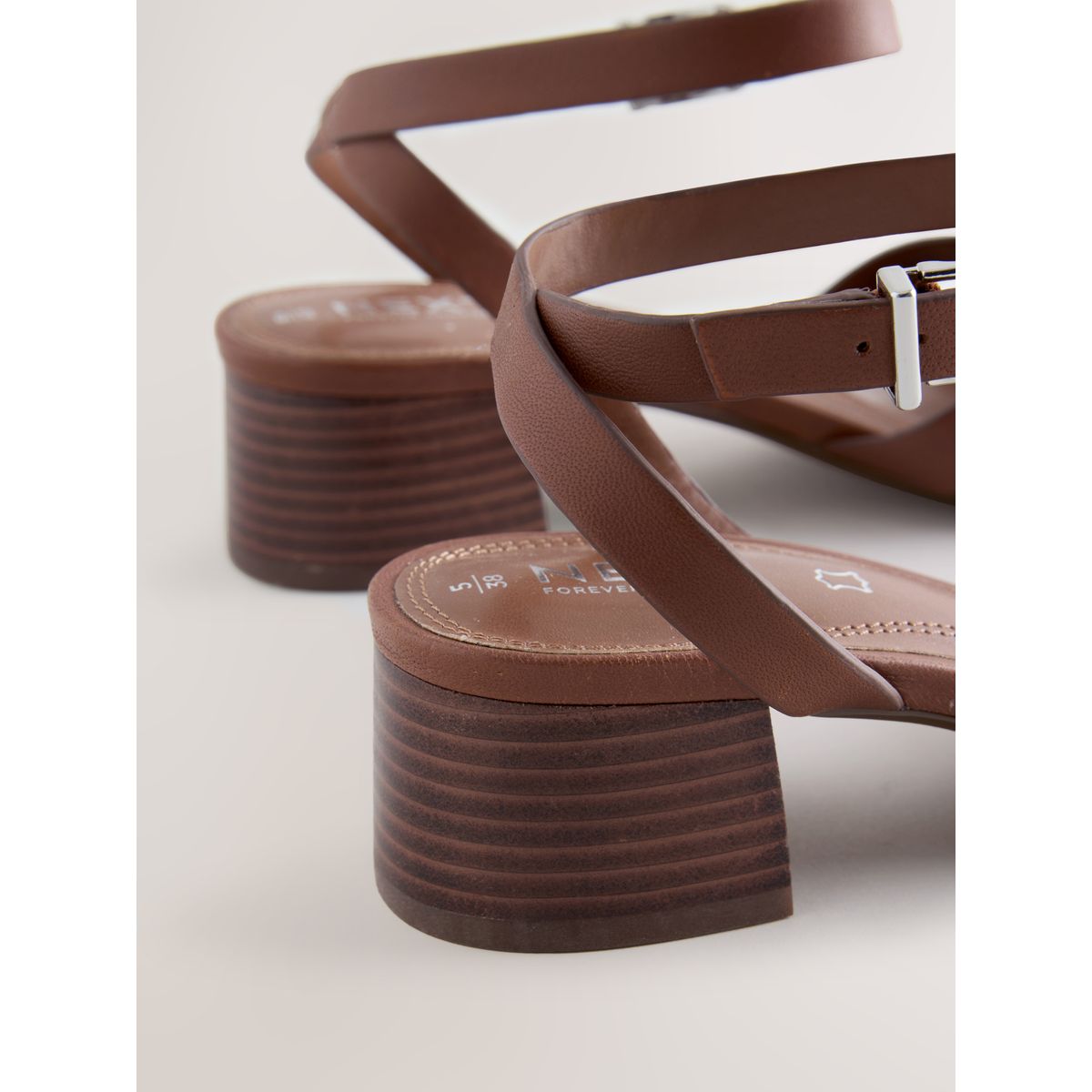 Chaussures en cuir à petit talon carré marron fauve, NEXT