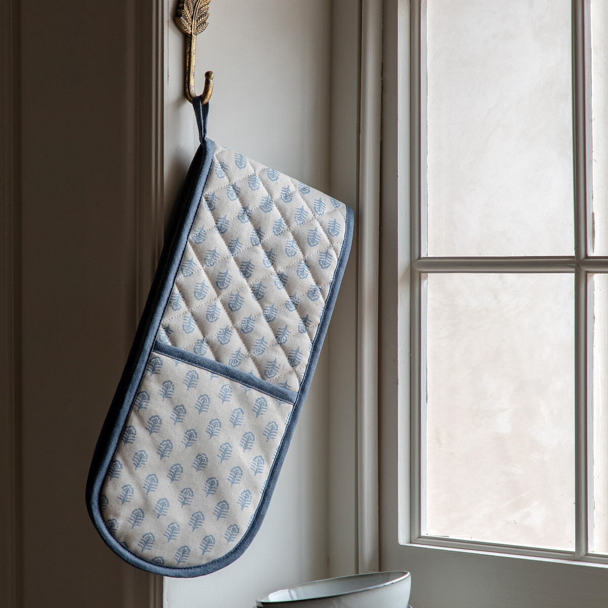 Flora Floral Stamp Double Oven Glove blue, ÉDITÉ