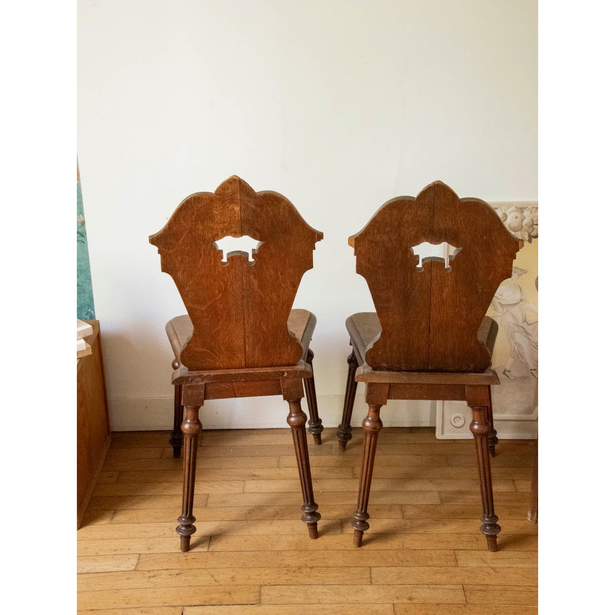 Paire de chaises au bois sculpté Claude N°1583 - Bon état bois foncé, DEBONGOUT