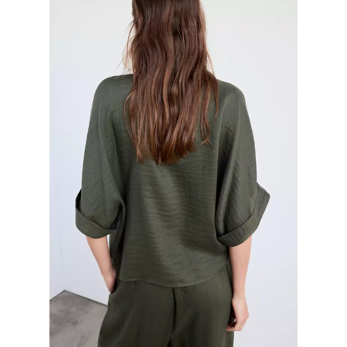 Blouse fluide à manches retroussées vert, MANGO