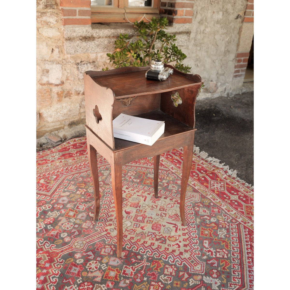 Table d'appoint au tiroir secret Francine N°1585 - Bon état bois foncé, DEBONGOUT