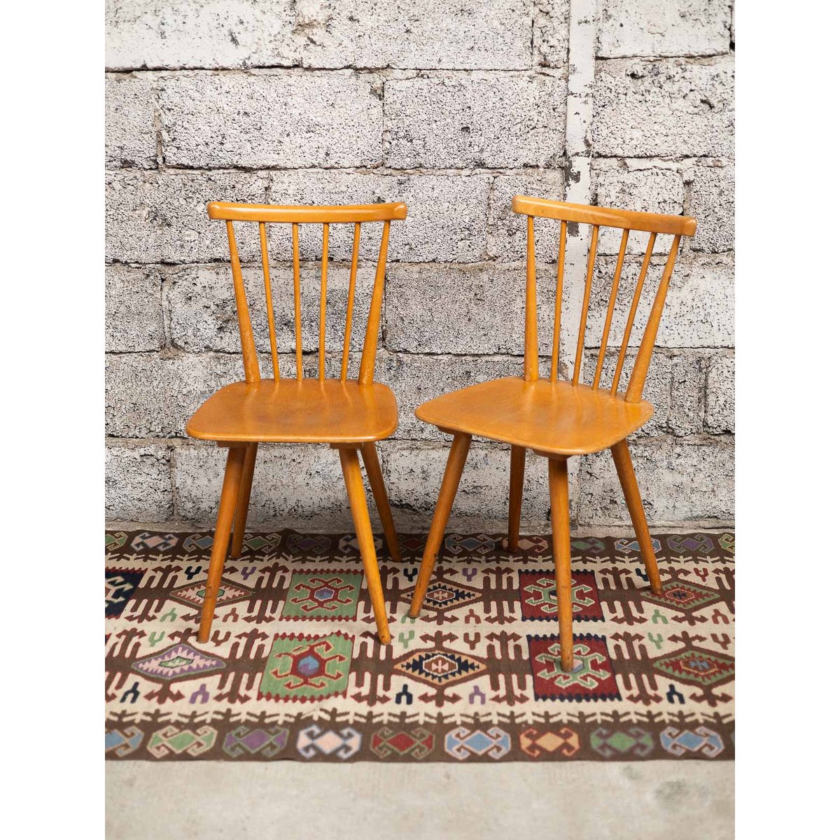 Paires de chaises à barreaux Alma N°1720 - Bon état bois clair, DEBONGOUT