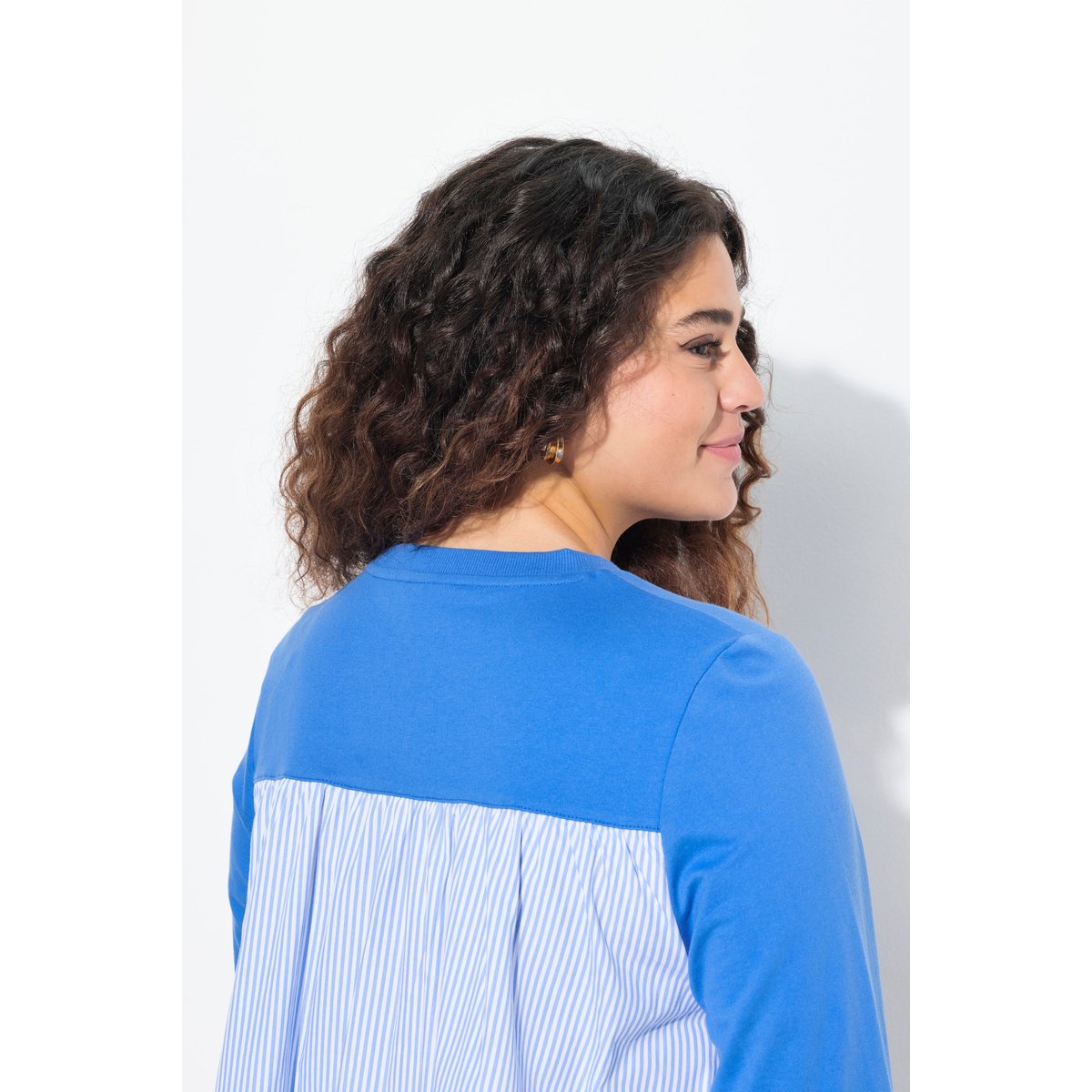 Sweat à empiècements rayés. Col bleu paon, ULLA POPKEN