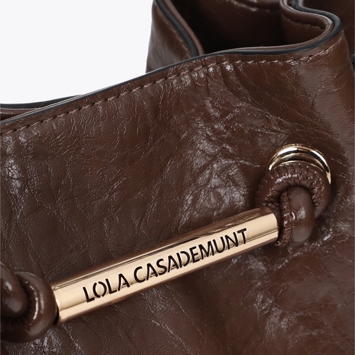 Sac à main avec noeuds décoratifs à logo métallique chocolat, LOLA CASADEMUNT