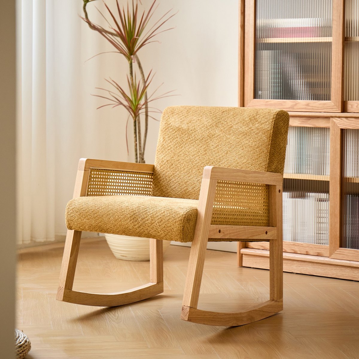 Rocking chair bois massif, rotin et tissu, BORGO jaune, NORDLYS