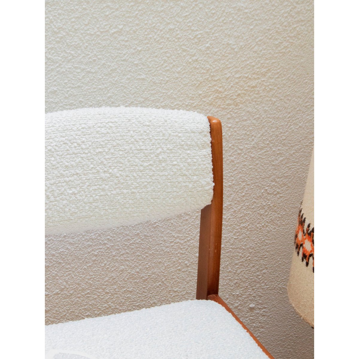 Paire de chaises en bois et tissu Alma N°1071 - Bon état bois, DEBONGOUT