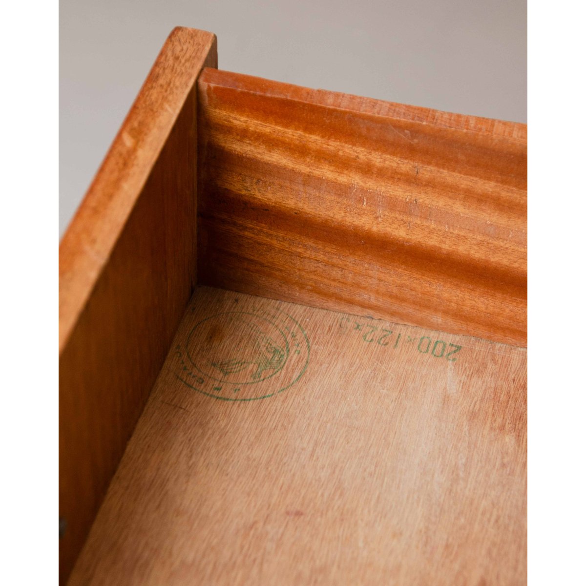 Table de chevet en bois Odile N°1407 - Bon état kaki, DEBONGOUT
