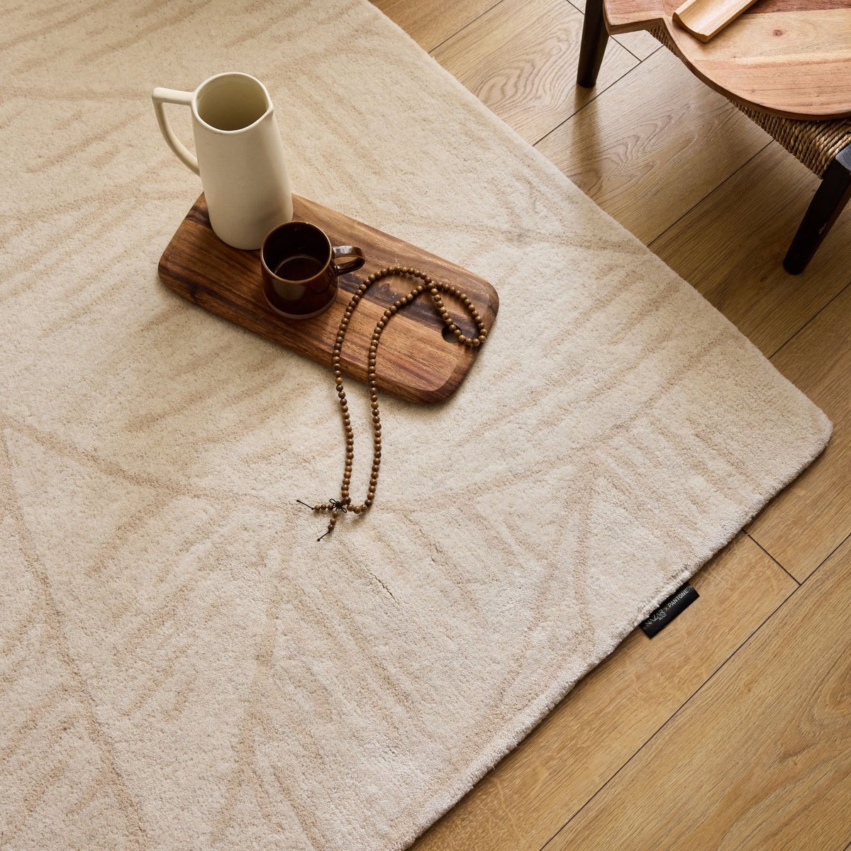 Tapis fait main en laine motif feuille CÈDRE BLANC crème, NAZAR RUGS X PANTONE