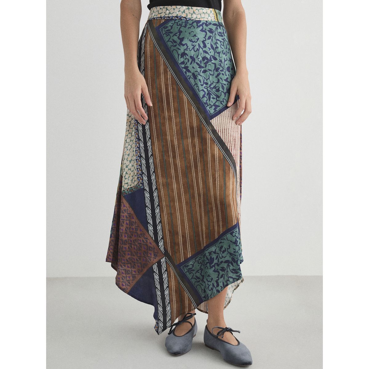 Jupe longue asymétrique en satin n. premium écharpe imprimée marron/bleu, NEXT