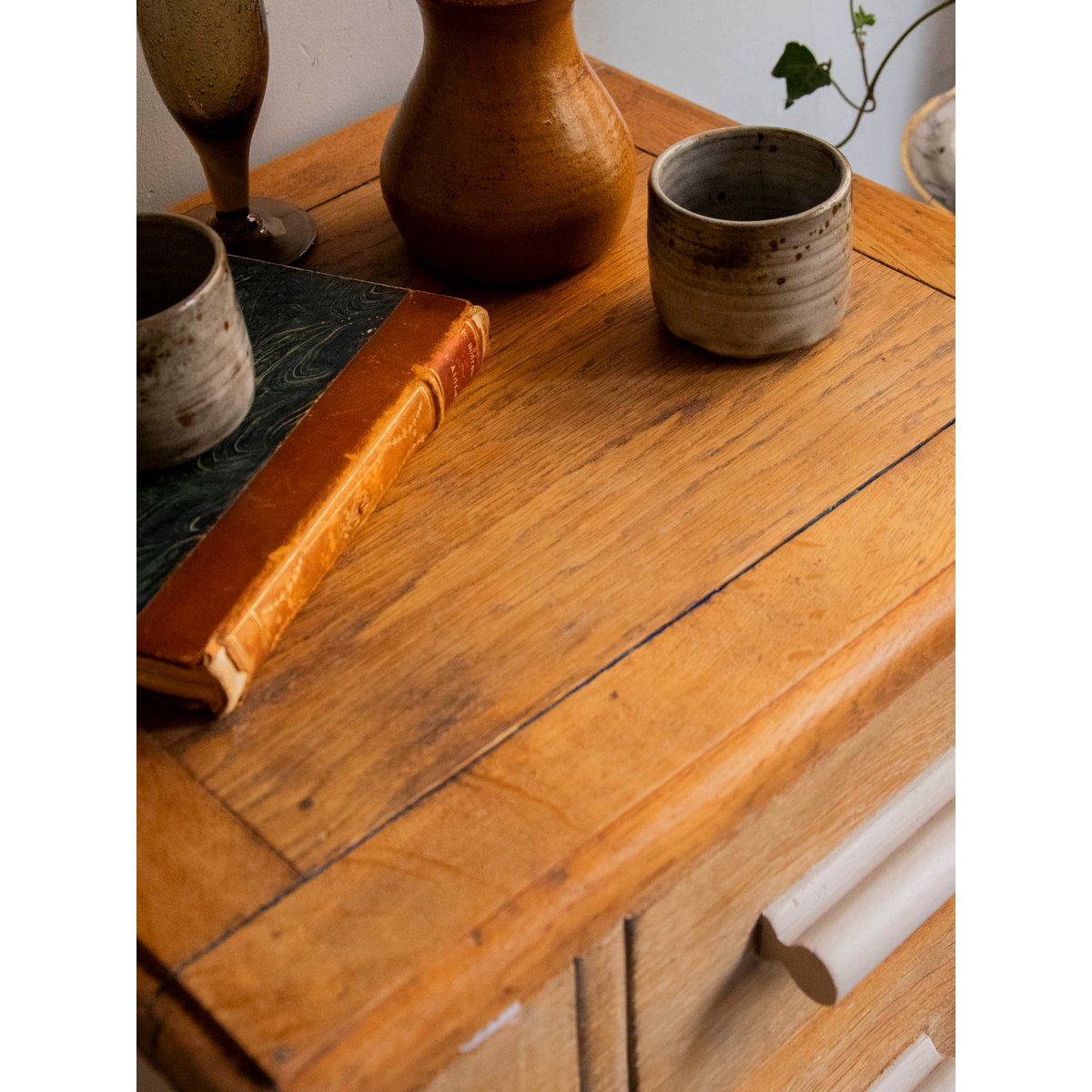 Commode au bois sculpté Garance N°741 - Bon état bois clair, DEBONGOUT