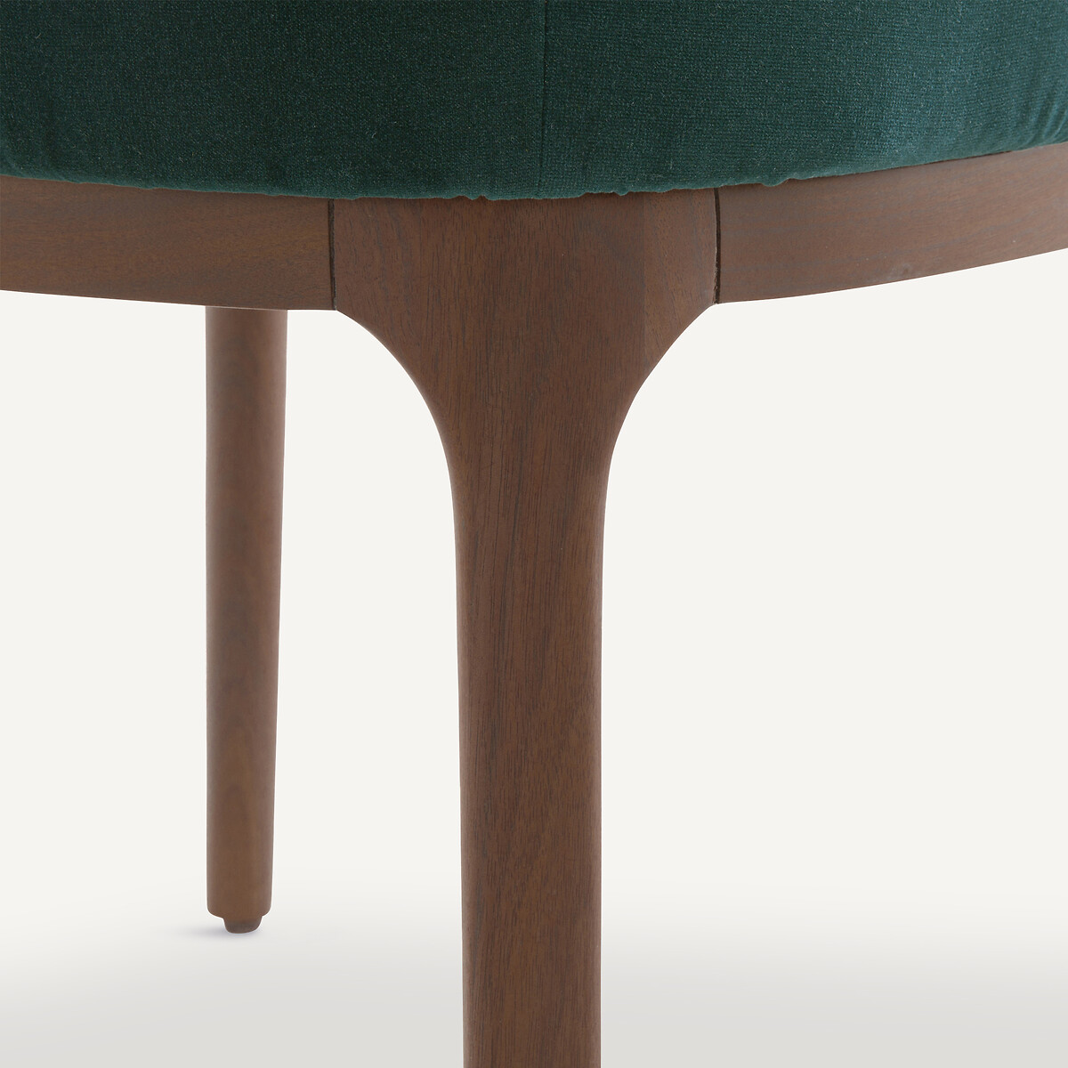 Poltrona da tavolo con gambe in noce e velluto Jabote verde inglesi, AM.PM