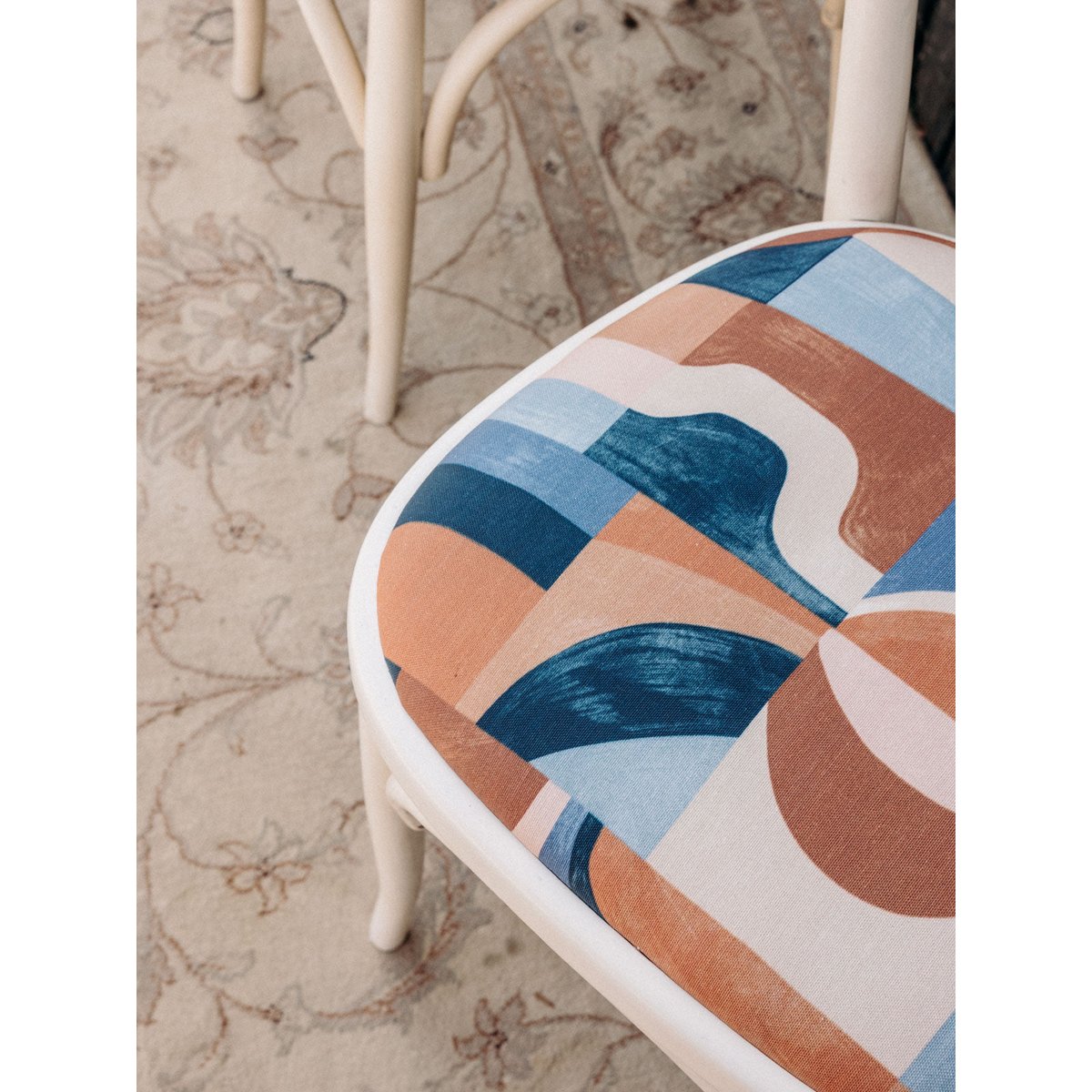 Paire de 2 chaises retapisées au tissu géométrique Alma N°1620 - Bon état blanc, DEBONGOUT