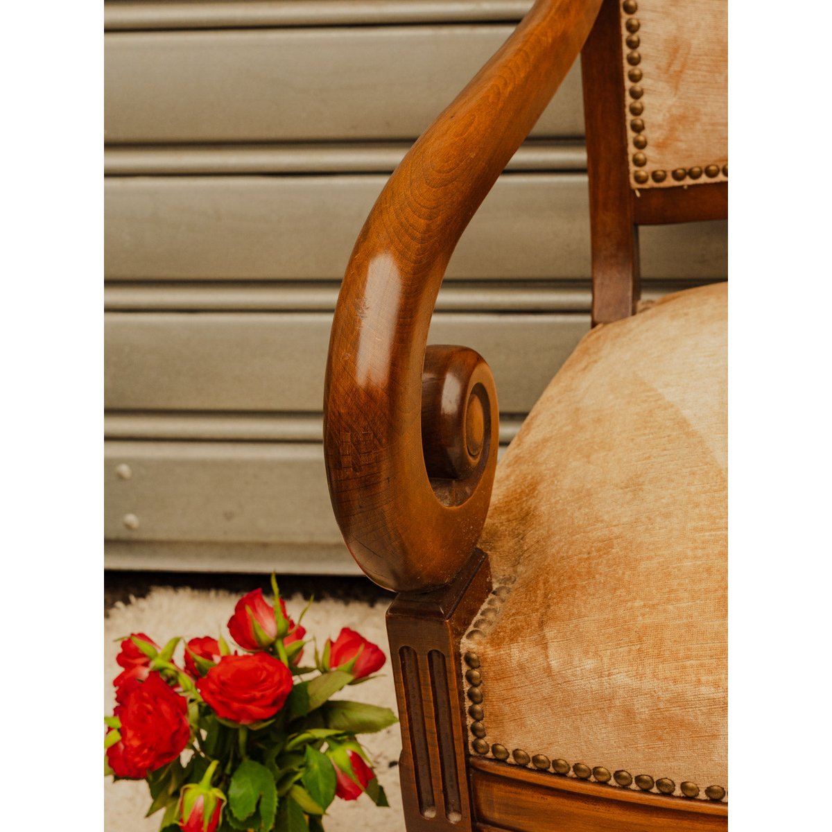 Paire de fauteuils en bois et velours beige Ernest N°1644 - Bon état bois foncé, DEBONGOUT