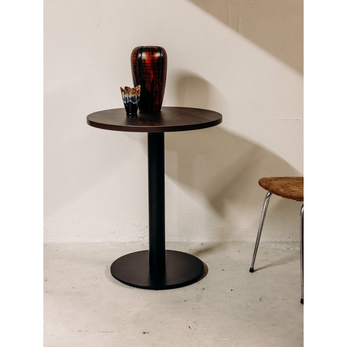 Table à manger mélaminée en bois foncé Karla N°1276 - Bon état bois foncé, DEBONGOUT