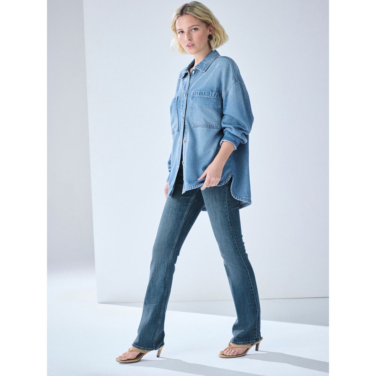 Jean bootcut en denim à taille mi-haute bleu moyen, NEXT