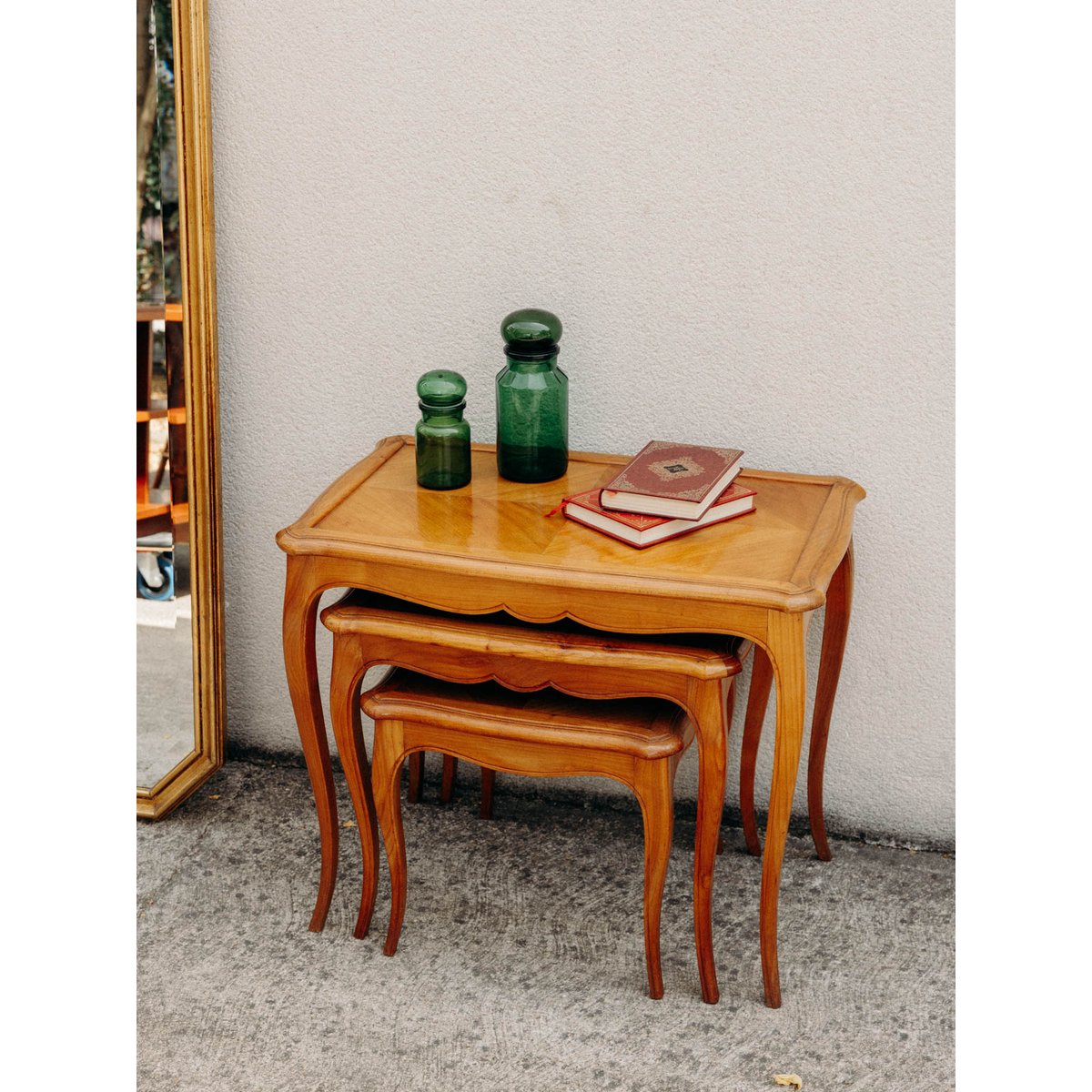 Lot de 3 tables gigognes aux plateaux marquetés Barbara N°166 - Bon état bois clair, DEBONGOUT