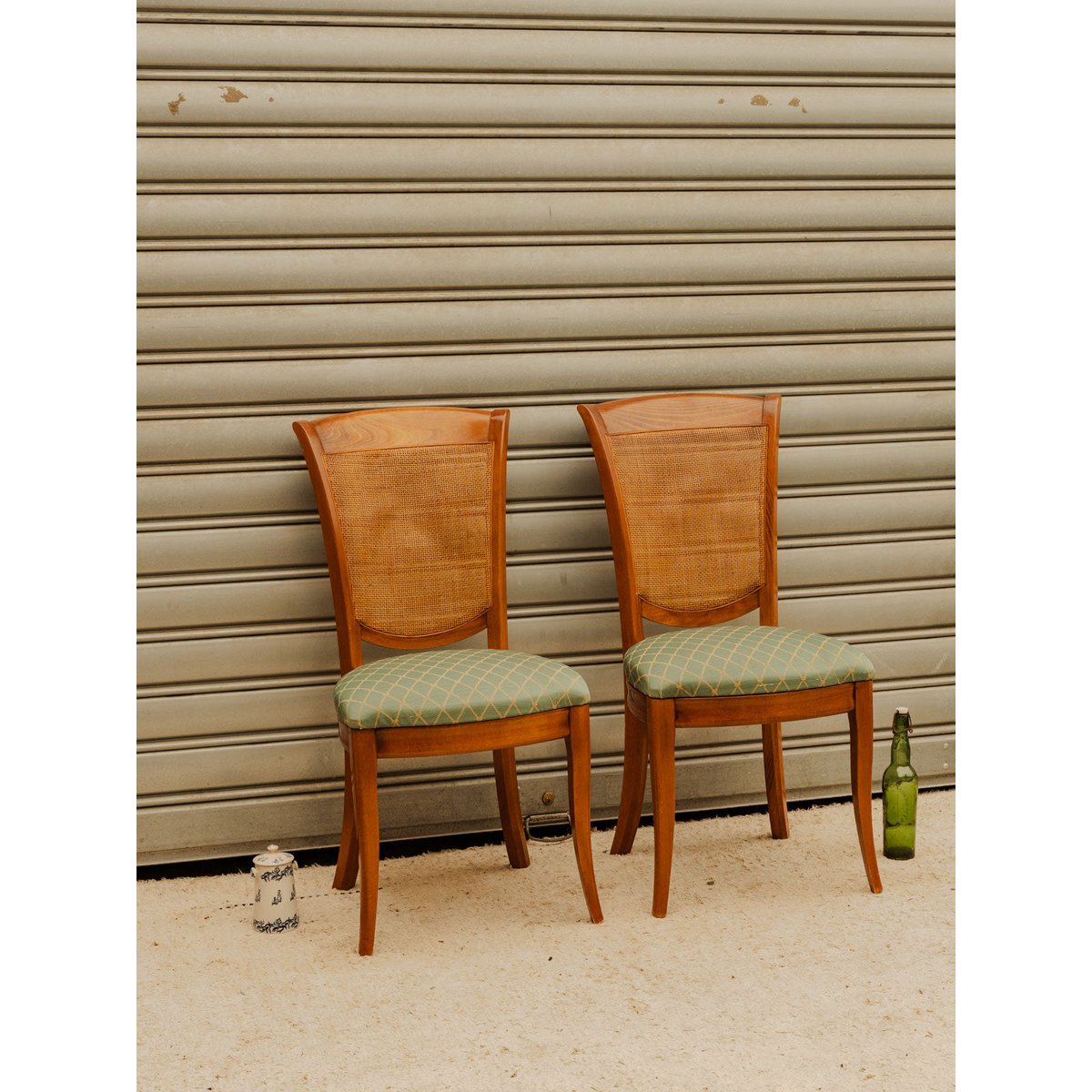 Paire de chaises en bois et tissu vert Claude N°1734 - Bon état bois foncé, DEBONGOUT