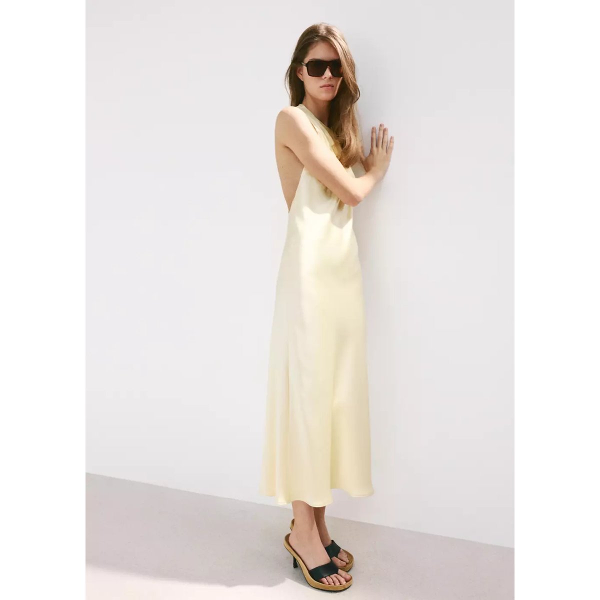 Robe satinée à détails sur le dos jaune pastel, MANGO