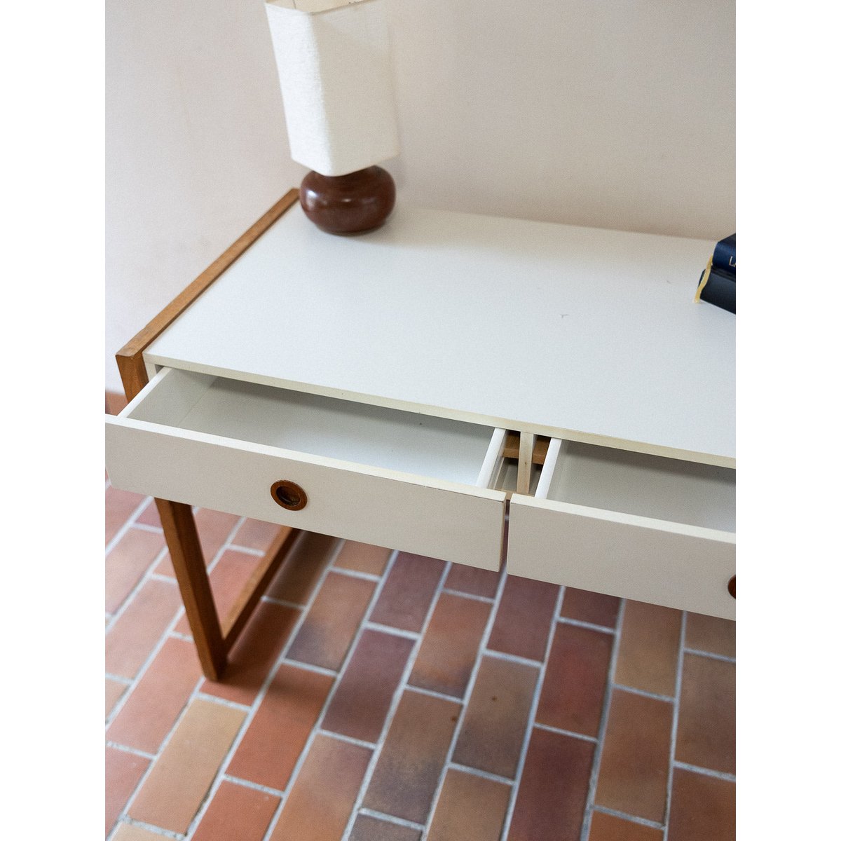 Bureau bicolore Yvan N°551 - Bon état bois clair, DEBONGOUT