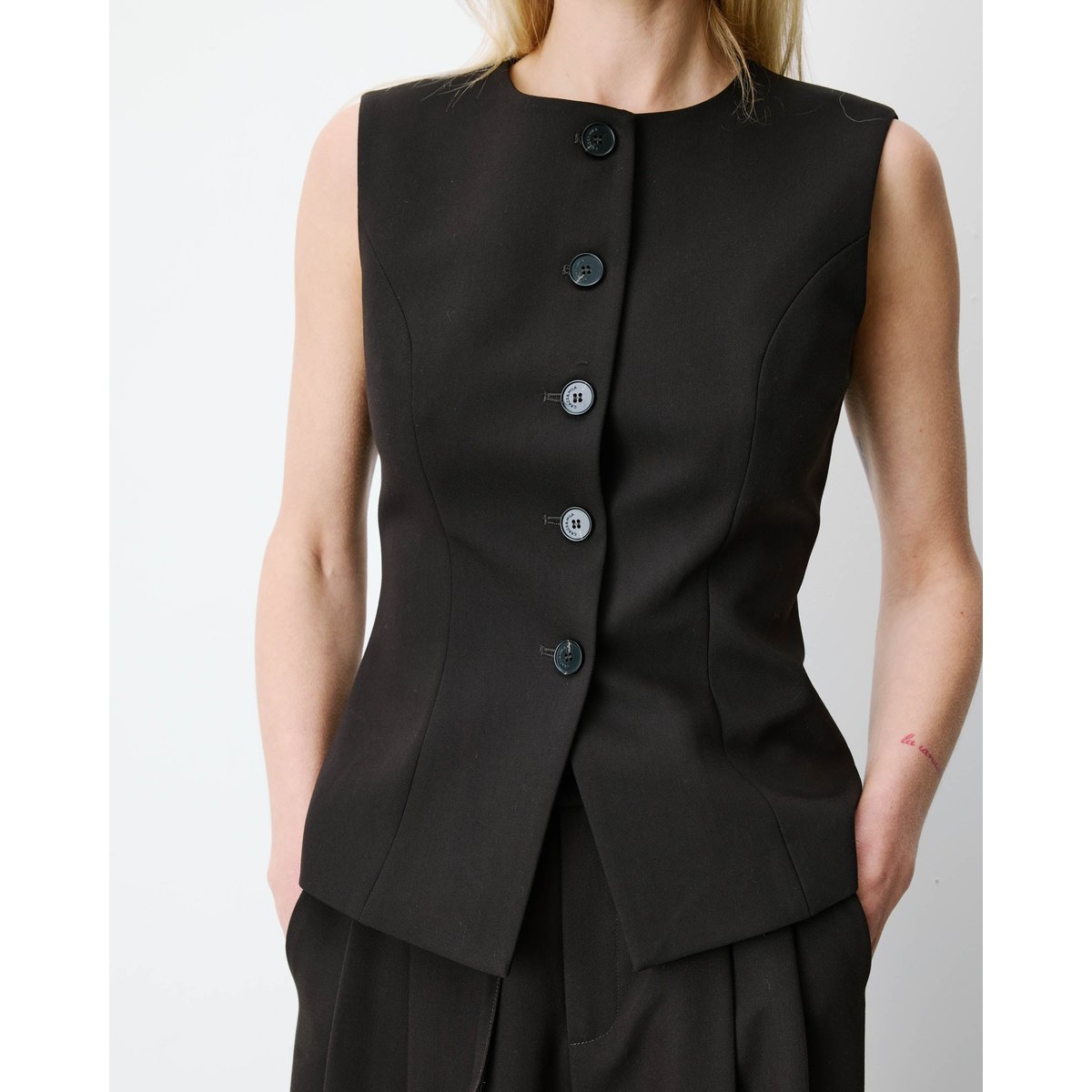 Gilet tailleur col rond boutonné chocolat Aristide chocolat, GRACE AND MILA