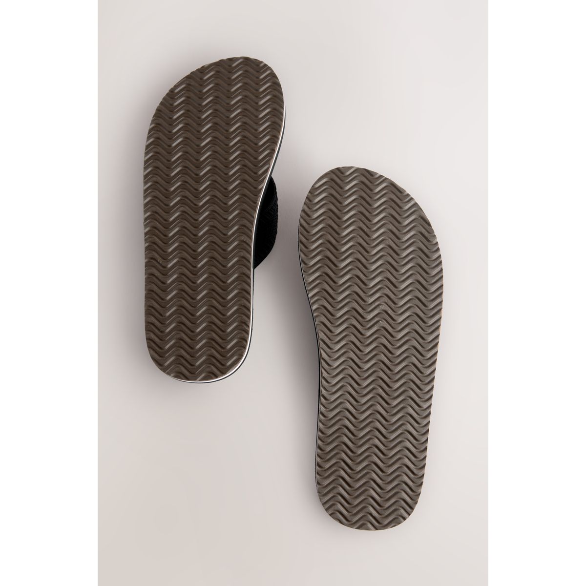 Tongs texturées noir, NEXT