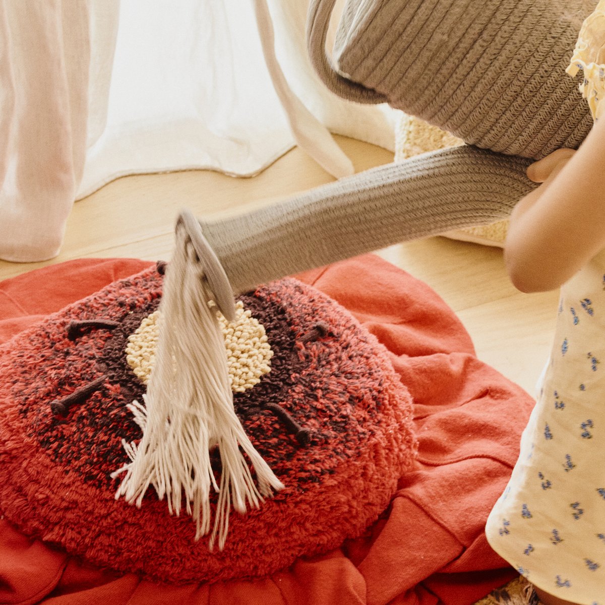Coussin de sol Coquelicot PETALS & PALS rouge, grain de café, miel, naturel, vert monstera, grain de café, LORENA CANALS