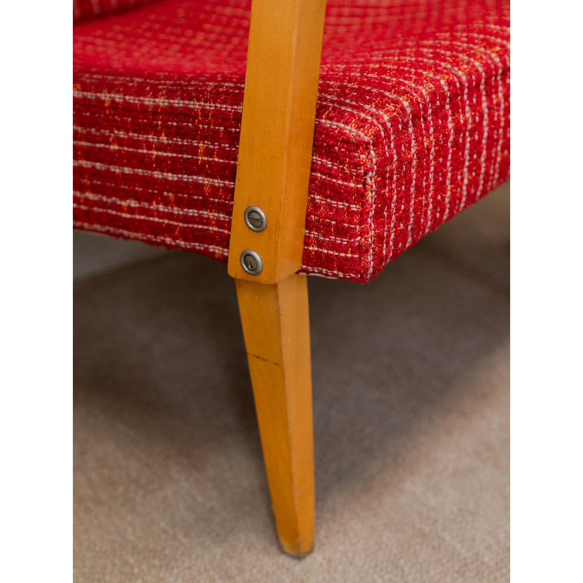 Fauteuil en tweed rouge Jakob N°1243 - Bon état rouge, DEBONGOUT