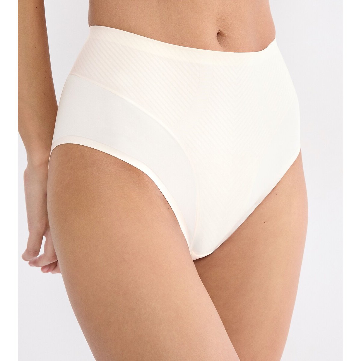 BODY MAKE-UP ILLUSION CURVE hoge slip ecru, TRIUMPH