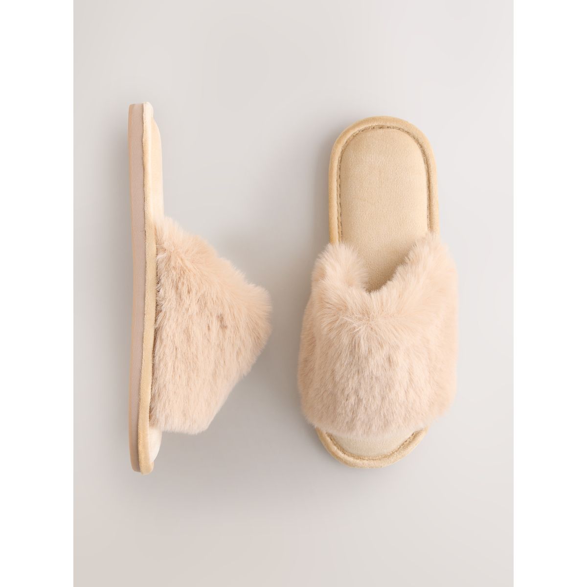 Chaussons style claquettes en imitation fourrure jaune, NEXT