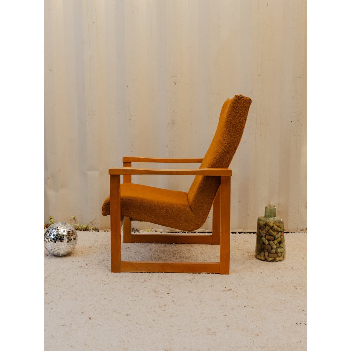Fauteuil en tissu moutarde et bois Jakob N°1340 - Bon état bois clair, DEBONGOUT