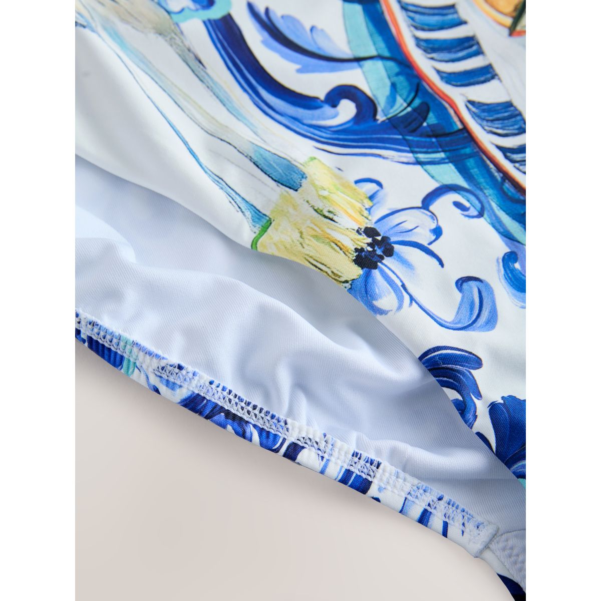 Maillot de bain gainant à encolure dégagée motif sardine en porcelaine bleue et blanche, NEXT