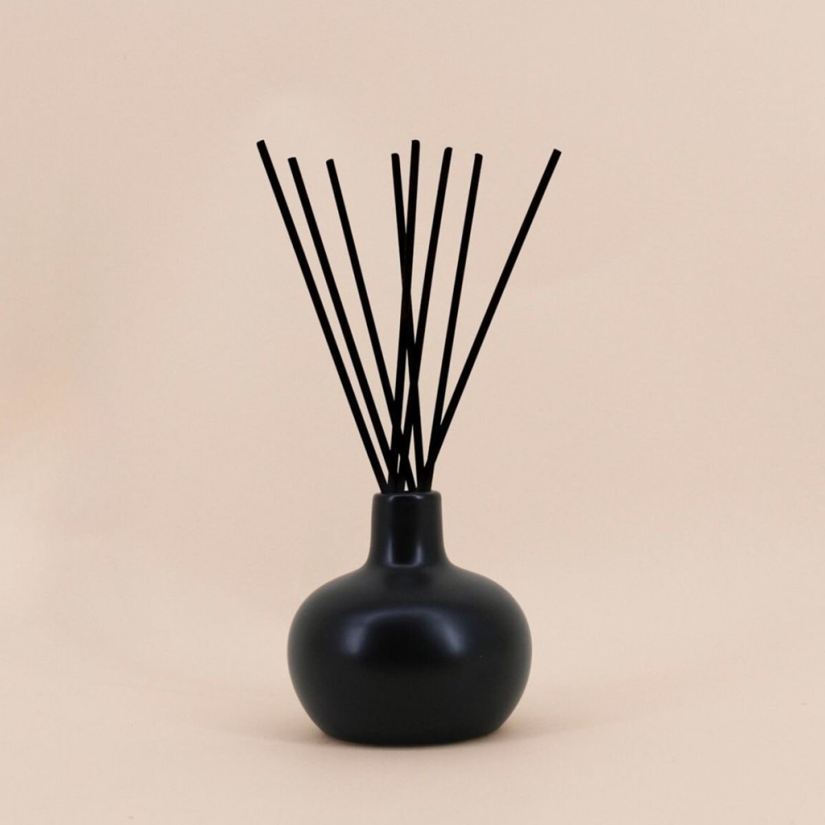 Diffuseur d'odeur rond "Hiver boisé" 150ml noir, ORNAMI