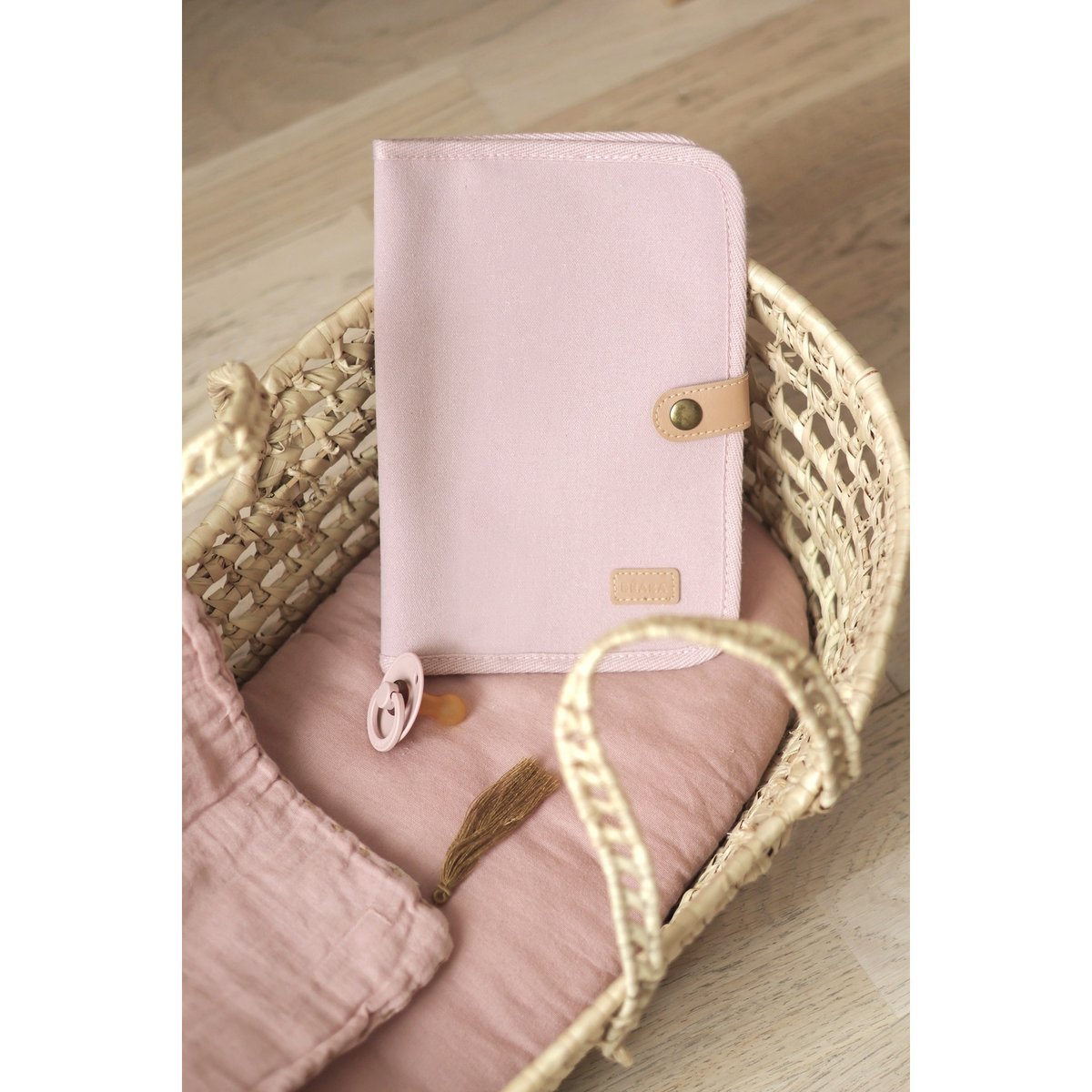 Protège carnet de santé pratique et organisé rose poudrée, BEABA
