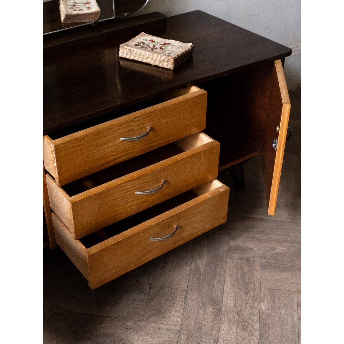 Coiffeuse en bois clair et foncé Louise N°332 - Bon état bois clair, DEBONGOUT