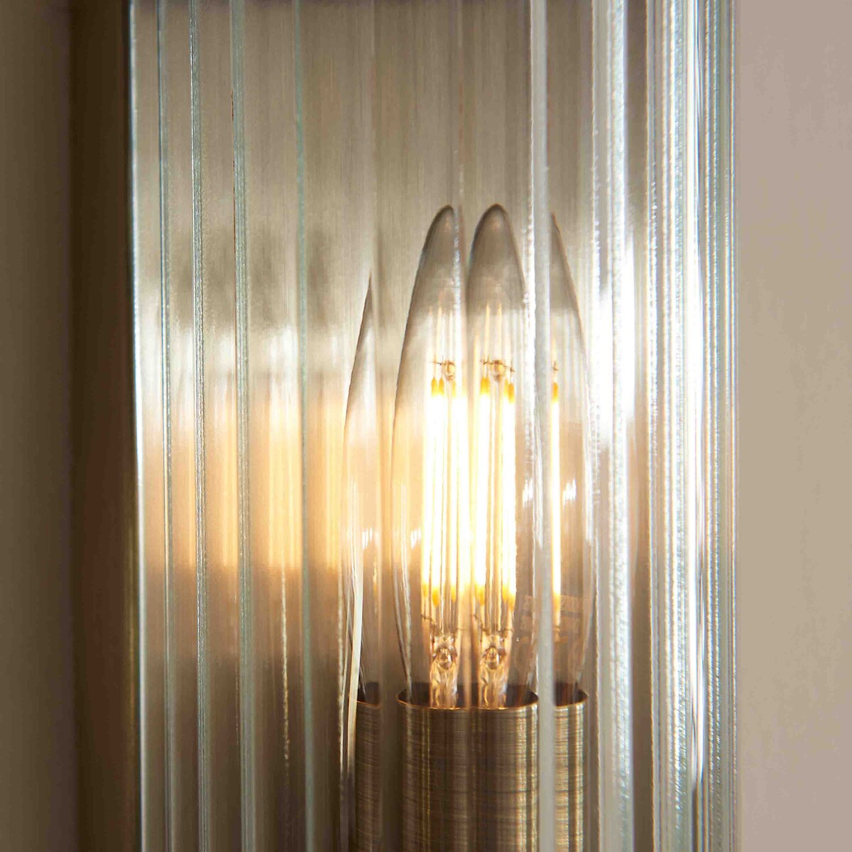 Risto 1-Light Ribbed Glass Wall Light brass, ÉDITÉ