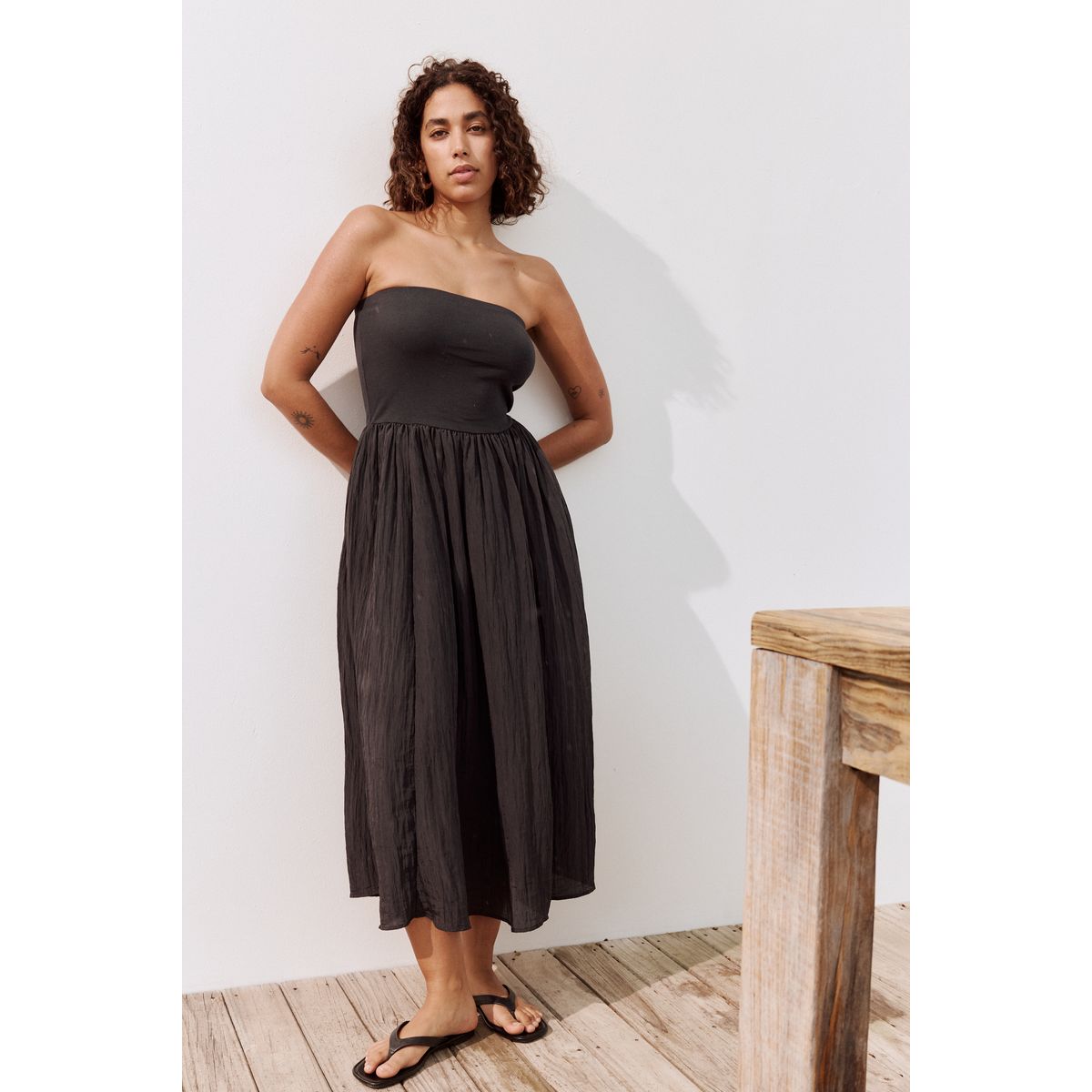 Robe mi-longue bandeau en jersey tissé noir, NEXT