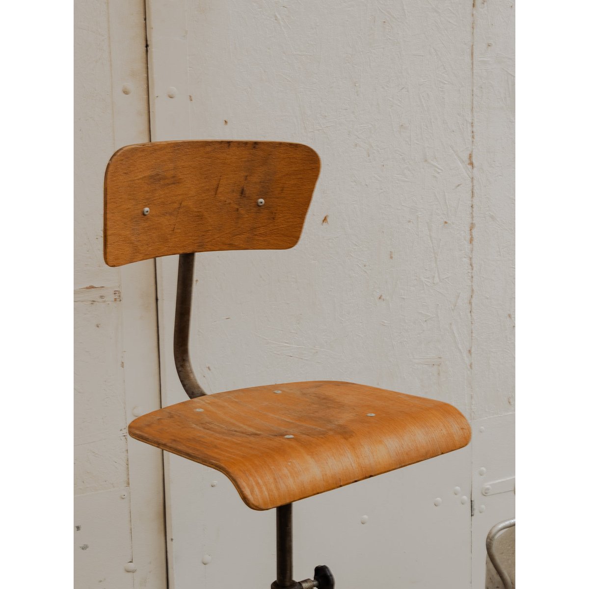 Chaise d'atelier en bois et métal Claude N°1297 - Bon état bois clair, DEBONGOUT
