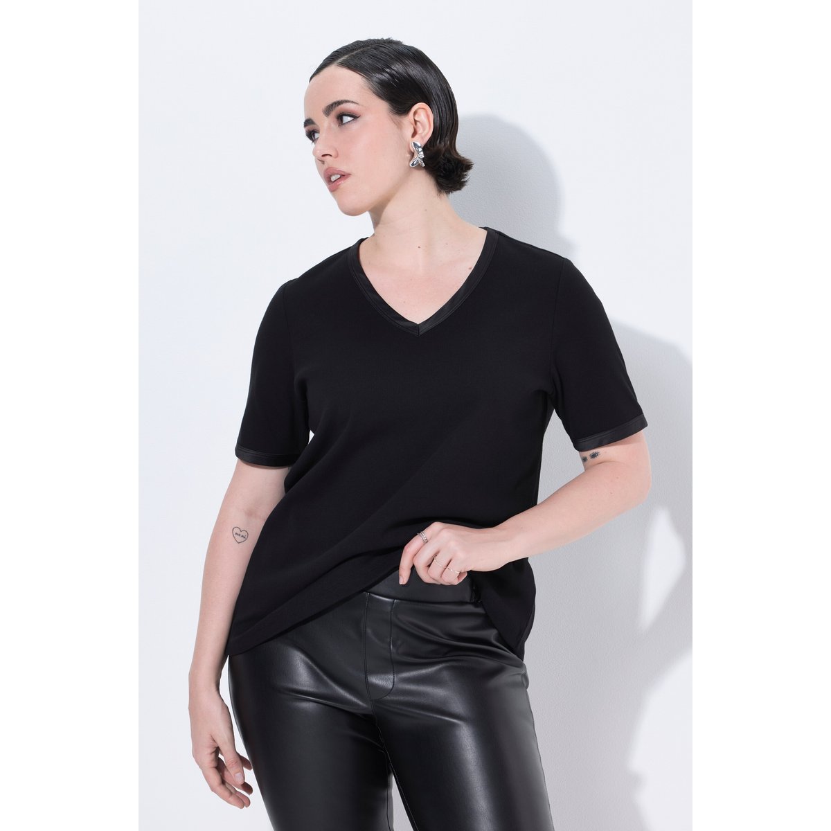 T-shirt en jersey côtelé, liseré en satin noir, ULLA POPKEN