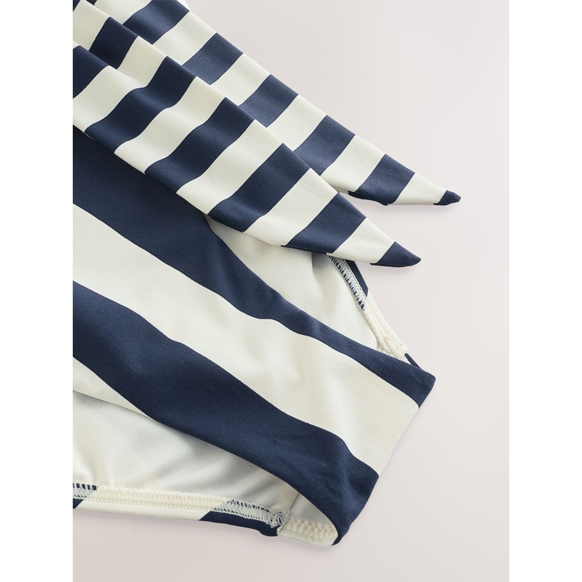 Maillot de bain bandeau gainant avec ceinture rayures marine/crème, NEXT