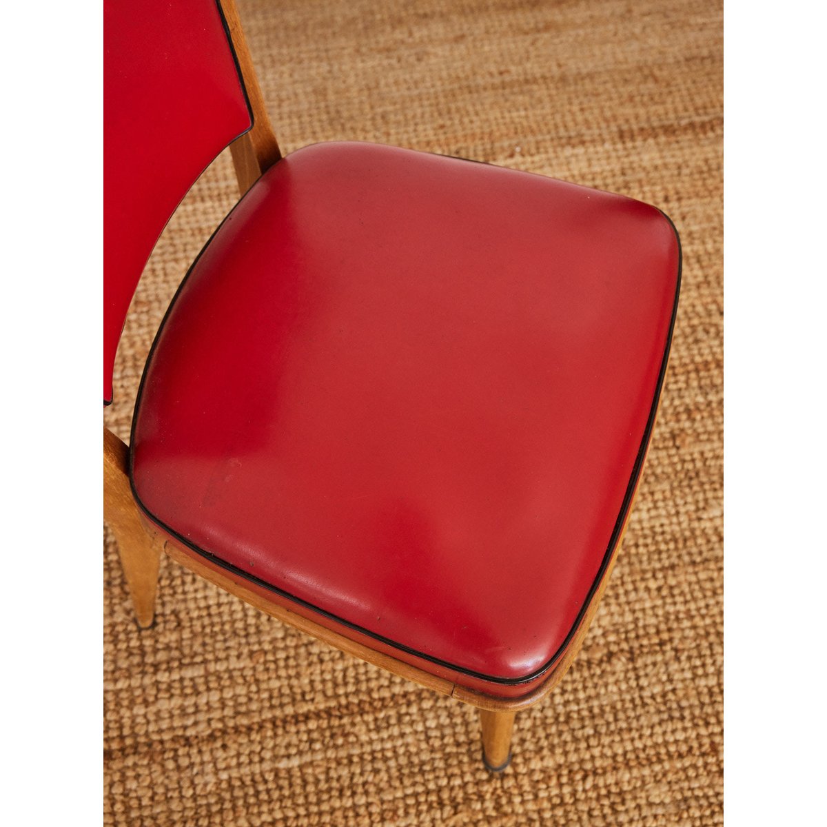 Lot de 4 chaises en skaï rouge Alma N°1591 - Bon état bois clair, DEBONGOUT