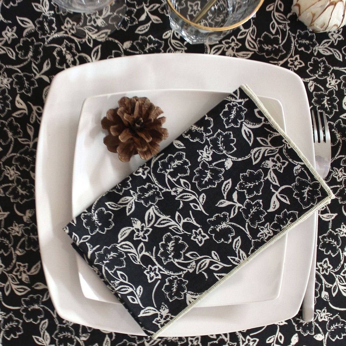 Lot de 4 serviettes de table en coton recyclé à motifs LINETTE noir, TOILINUX