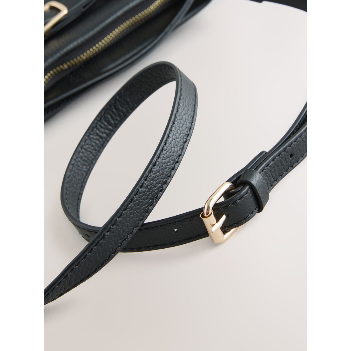 Sac bandoulière en cuir noir, NEXT