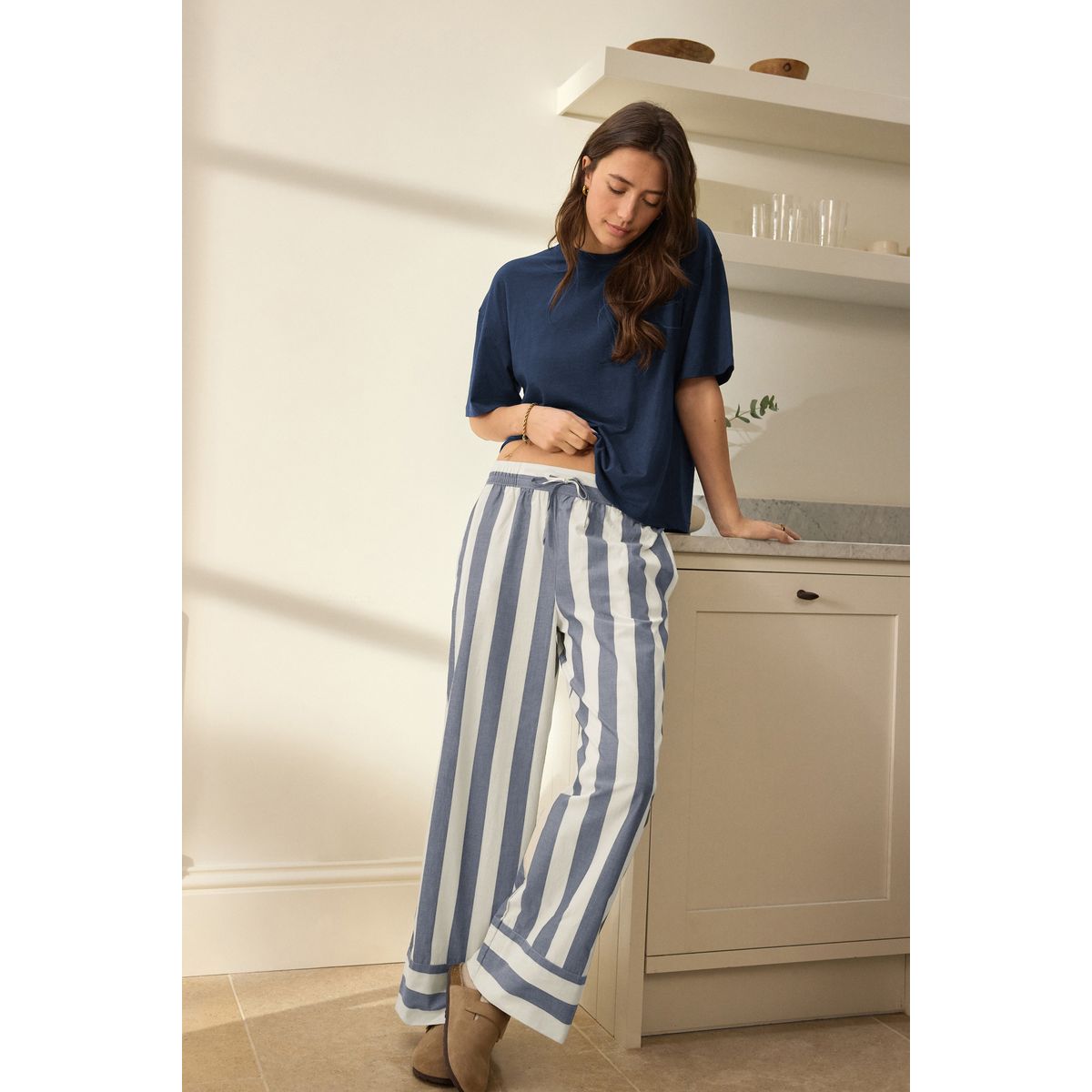 Pyjama en mélange de coton à manches courtes bleu marine rayé, NEXT